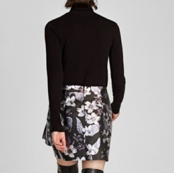 NWOT Zara floral faux leather mini skirt - Picture 2 of 4